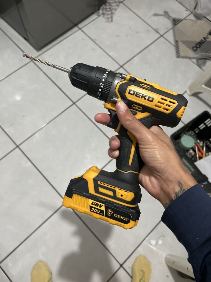 Furadeira DEKO na mão do cliente